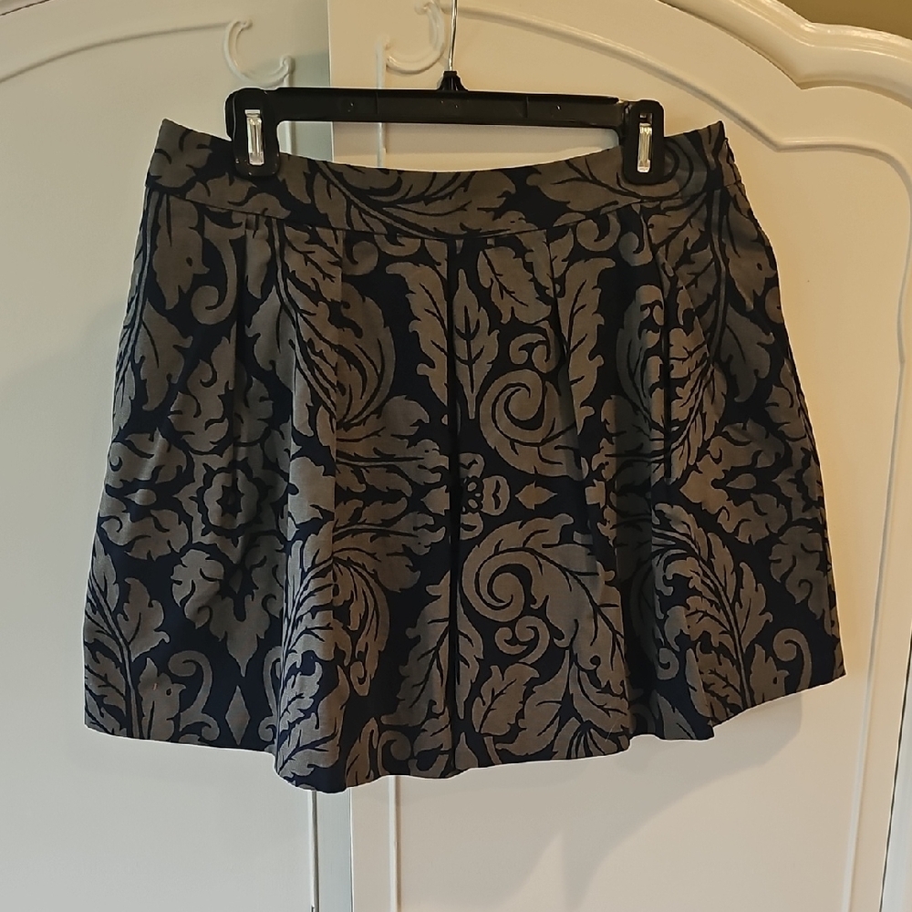 Elegant Black and Gray Patterned Skirt
